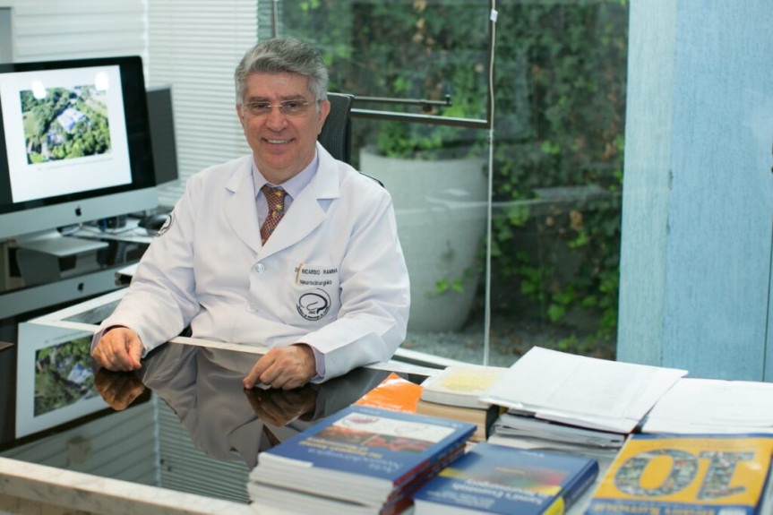 O médico se transformou referência nacional e internacional em neurocirurgia, sendo responsável pelo desenvolvimento de inúmeras técnicas de cirurgia cerebral utilizadas em todo o mundo.