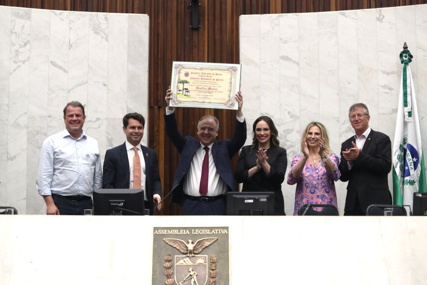 Solenidade ocorreu na noite desta segunda-feira (4), no Plenário da Assembleia Legislativa do Paraná.