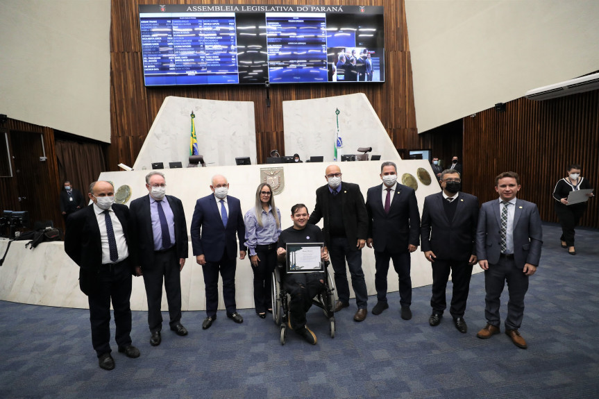 Assembleia homenageia atleta paralímpico heptacampeão brasileiro de petra