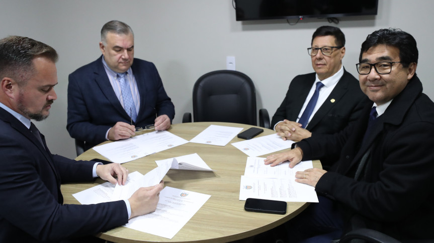 Reunião aconteceu após as sessões plenárias desta terça-feira (24).