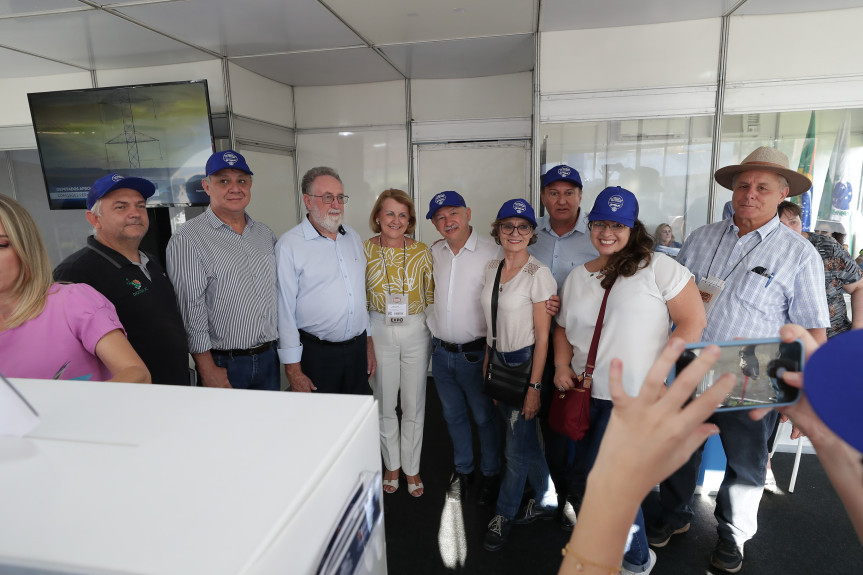 Estande do Poder Legislativo recebeu visitantes ao longo de toda esta quarta-feira (12).