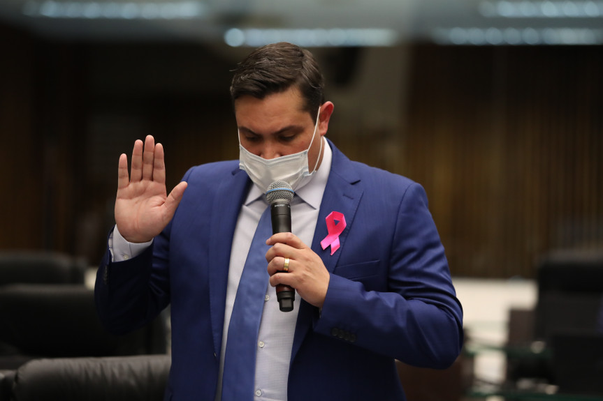 Deputado Cassiano Caron é empossado na Assembleia Legislativa do Paraná.