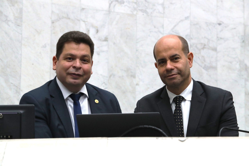 (Esq. p/ Dir;) Os autores do projeto, deputados Gugu Bueno e Evandro Araújo, ambos do PSD.