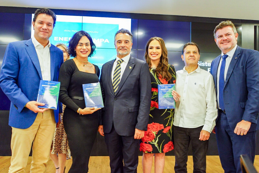 O lançamento do livro fez parte da programação do Seminário “Rota Estratégica de Hidrogênio Renovável – Hidrogênio Renovável 2035” organizado pela secretaria do Planejamento e Fiep. A deputada contribuiu com artigo que aborda os desafios do Paraná para pesquisar, explorar e comercializar o hidrogênio renovável.