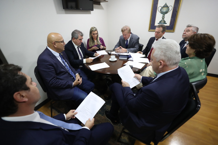Reunião ocorreu após a sessão plenária desta segunda-feira (10).