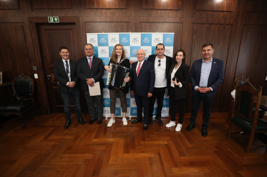 A cantora e sanfoneira Bia Socek recebe homenagem da Assembleia Legislativa do Paraná, proposta pelo deputado Plauto Miró.