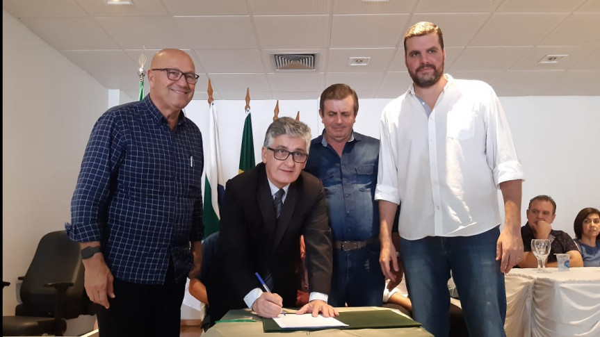 O deputado Romanelli (PSB), primeiro secretário da Assembleia Legislativa, participou da posse da nova diretoria da Amunorpi.