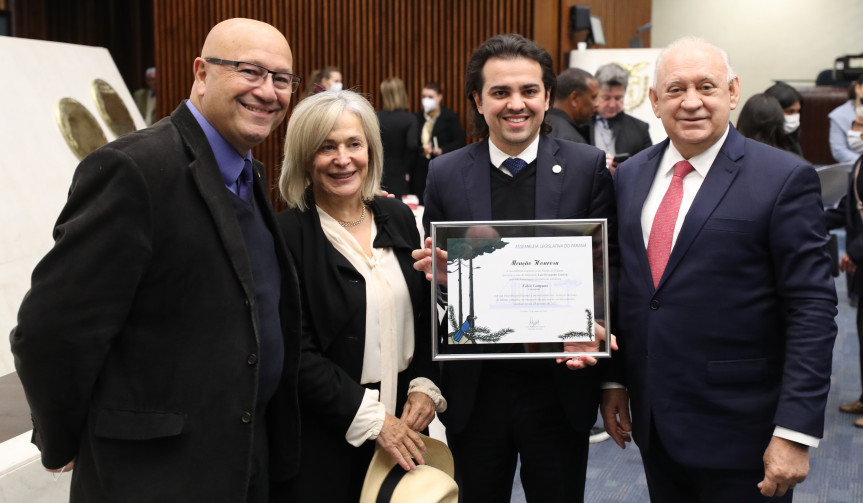 Durante o Grande Expediente da sessão plenária desta segunda-feira (13), a família do jornalista Fabio Campana recebeu um certificado de Menção Honrosa pela trajetória pessoal e profissional do jornalista.