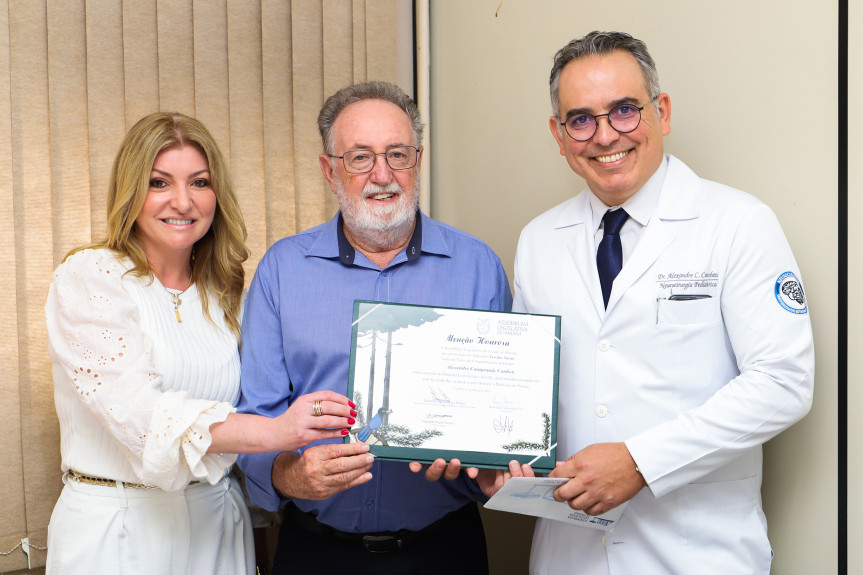 O médico homenageado Alexandre Canheu (à dir.), a superintendente do HU de Londrina, Vivian Feijó, e o deputado estadual Tercilio Turini.