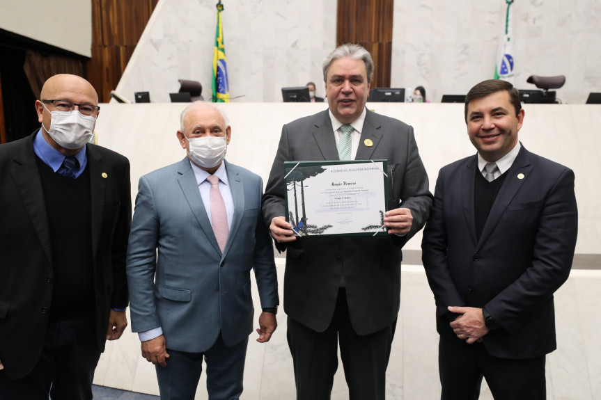 Assembleia Legislativa do Paraná homenageia Grupo Uninter pelos 10 anos do Centro Universitário.