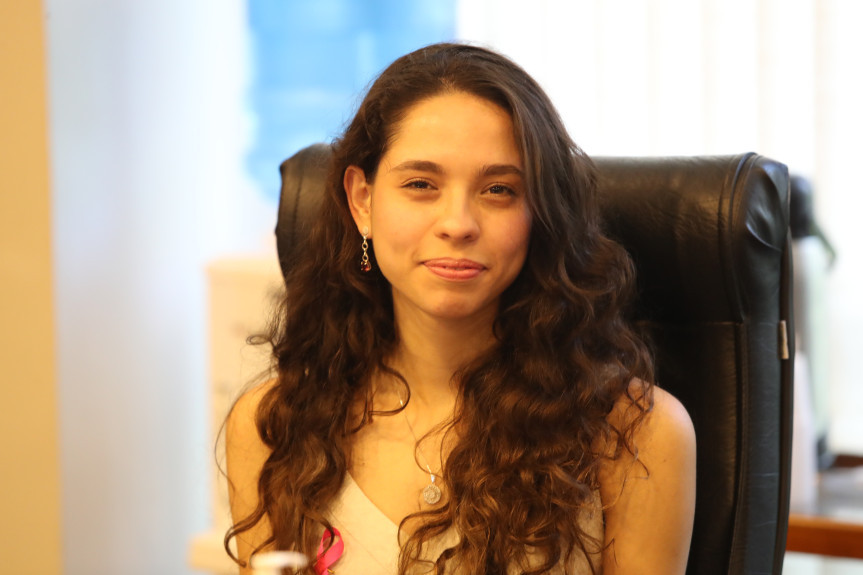 Ana Júlia (PT) é a deputada mais jovem da história da Assembleia Legislativa do Paraná.