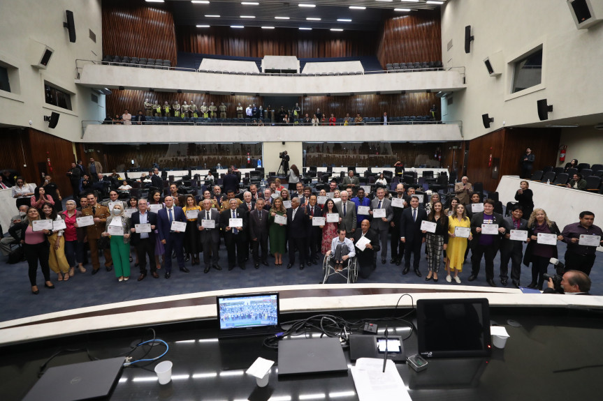 Assembleia promove sessão solene para homenagear personalidades empreendedoras e trabalhadores.