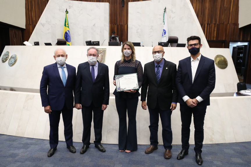 Juíza Cláudia Catafesta, da Vara de Adolescentes de Londrina, é homenageada pela Assembleia Legislativa.