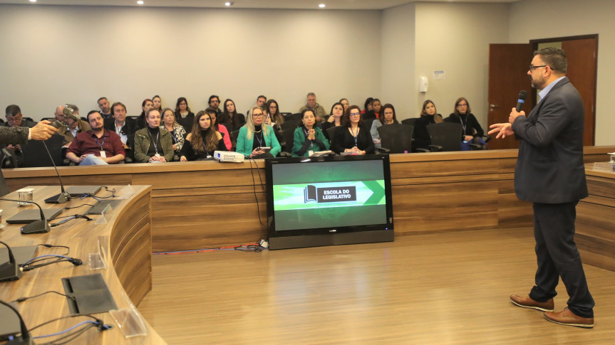 O curso apresentou as diferenciações de requerimentos administrativos, requerimentos de plenário, recepção de documentos, protocolização, encaminhamentos de projetos de Lei, etc., além de elucidar dúvidas dos usuários sobre os sistemas para otimizar tempo e deixar os processos legislativos mais assertivos nos seus trâmites.