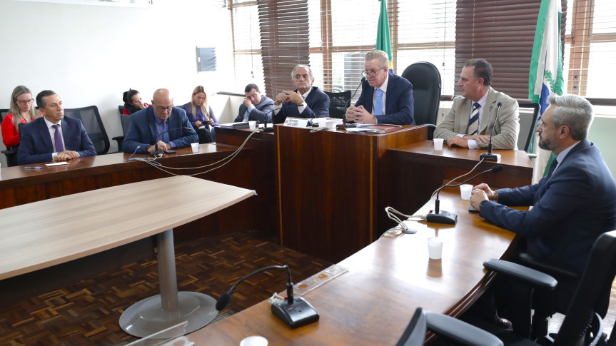 Reunião ocorreu no final da manhã desta quarta-feira (21), na Sala das Comissões.