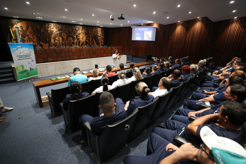 Palestra foi ministrada para cerca de cem funcionários que atuam na área de limpeza e serviços da Assembleia Legislativa do Paraná.