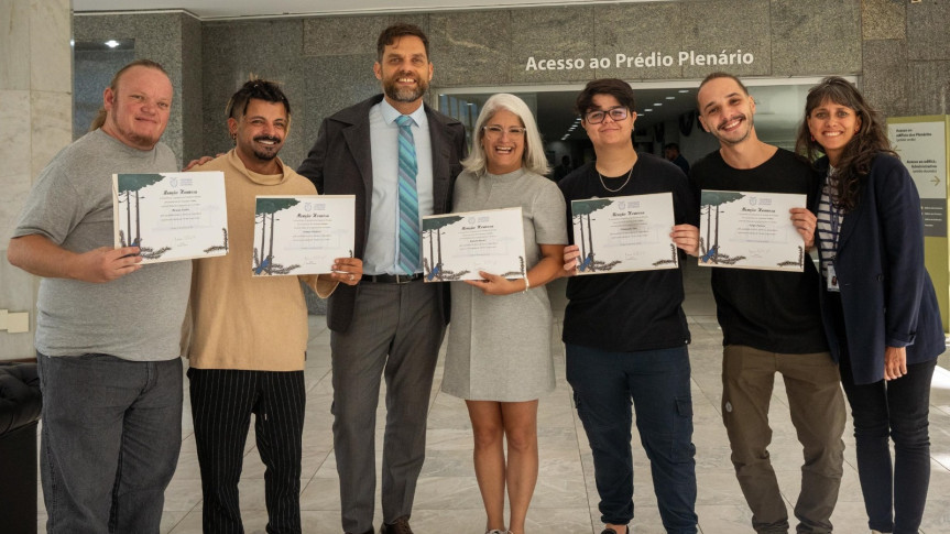 Entrega da homenagem ocorreu na segunda-feira (25).