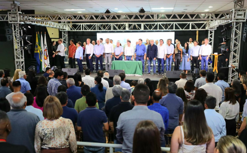Sessão Especial ocorreu na noite desta sexta-feira (14).