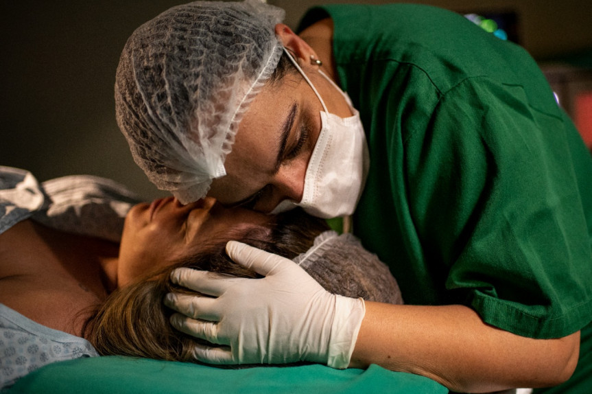 Projeto de lei em tramitação na Assembleia Legislativa do Paraná garante às gestantes e puérperas o direito a acompanhante na maternidade desde o trabalho de parto até o momento da alta hospitalar.