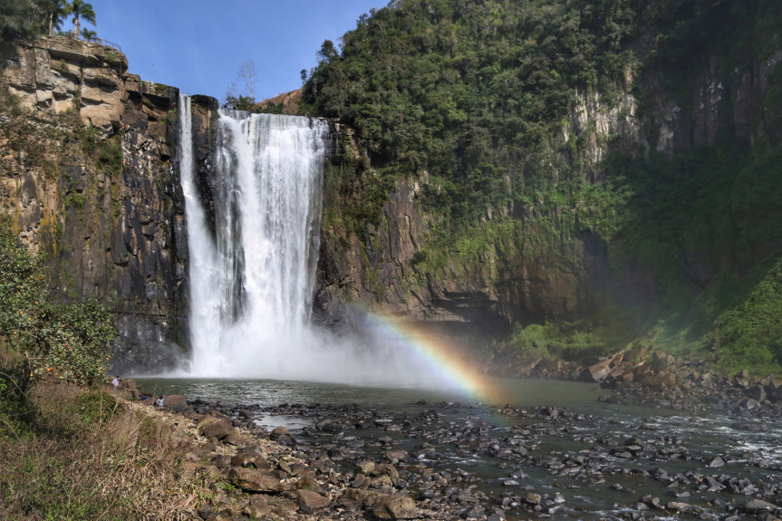 O Salto Barão do Rio Branco é uma das maiores cachoeiras de Prudentópolis, tem 64 metros de altura e um significativo volume de água.