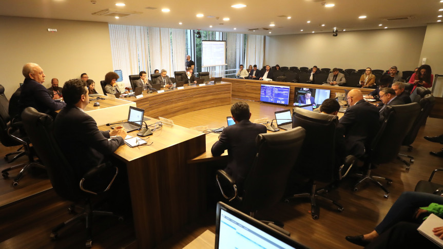 Reunião extraordinária ocorreu após a sessão plenária desta segunda-feira (17).