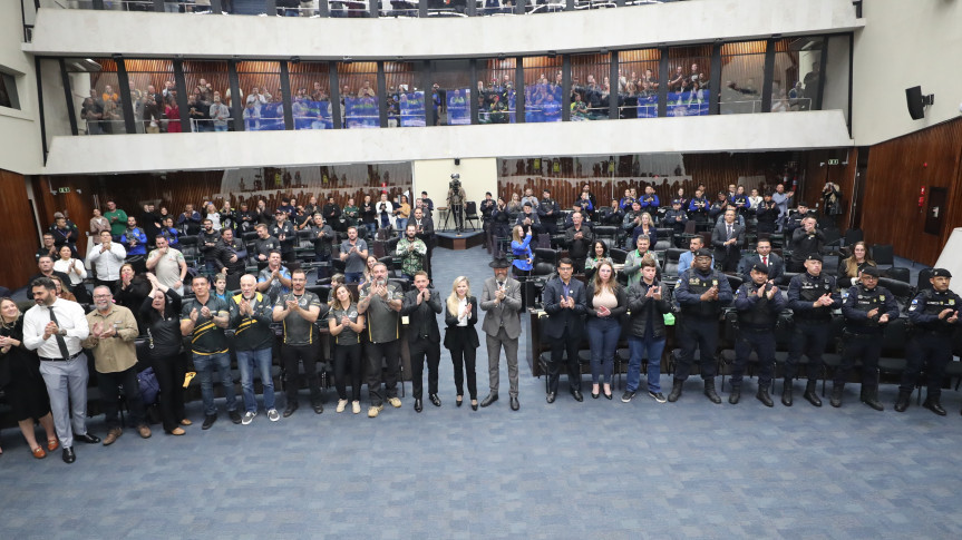 Os participantes lotaram o Plenário da Assembleia na noite desta quinta-feira (28).