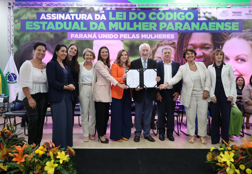 Assinatura ocorreu no fim da tarde desta terça-feira (16), no Palácio Iguaçu.