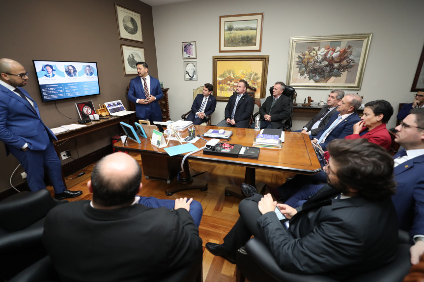 Encontro ocorreu no final da tarde desta segunda-feira (12), no Gabinete da 1ª Secretaria da Casa.