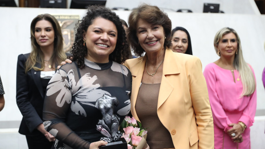 Ao entregar o prêmio, a deputada Cristina destacou a trajetória e o impacto do trabalho de Priscila.