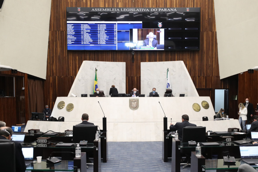 Deputados aprovam, em1º turno, projeto de lei 944/2019 que cria mecanismos para fornecer absorventes higiênicos às adolescentes e mulheres em vulnerabilidade social.