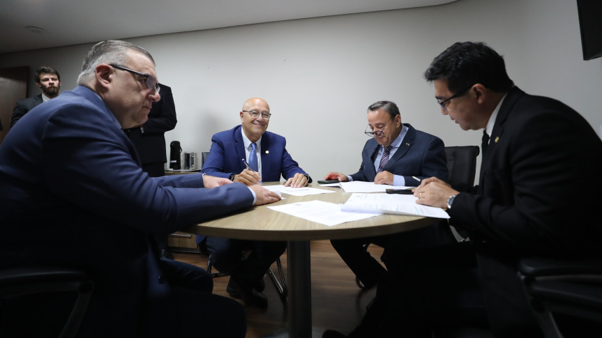 Reunião ocorreu após a sessão plenária desta segunda-feira (13).