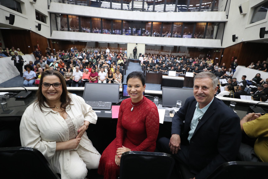 Solenidade realizada no Plenário celebrou os 34 anos de Pinhais