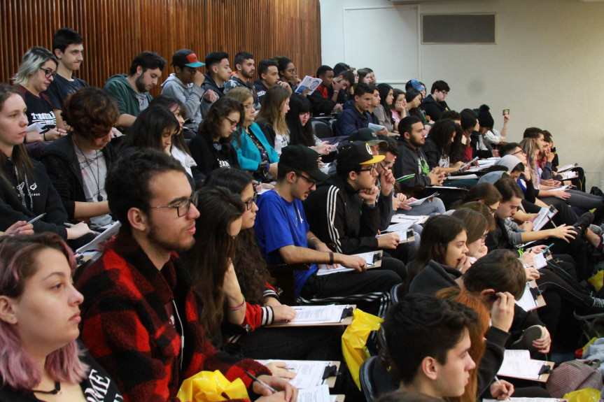 Todos os anos, mais de 700 estudantes ocupam o plenário da Assembleia para um aulão preparatório para o Enem.