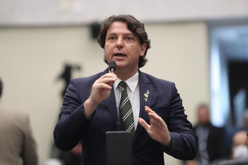 O deputado Anibelli Neto fundamentou sua proposição considerando a importância da indústria de laticínios no Paraná, o segundo maior produtor de leite do Brasil, com 4,4 bilhões de litros produzidos em 2022, gerando um Valor Bruto de Produção (VBP) de R$ 11,4 bilhões segundo o Departamento de Economia Rural (Deral).