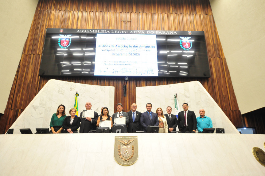 Sessão solene homenageou os 33 anos da Associação Amigos do HC e os três anos do Programa de Defesa dos Direitos da Criança e do Adolescente (DEDICA).