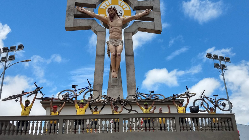Com mais de 650 km de extensão, o trajeto é percorrido por fiéis a pé, de bicicleta, a cavalo ou em excursões, reunindo anualmente mais de um milhão de peregrinos e turistas de diversas partes do país.