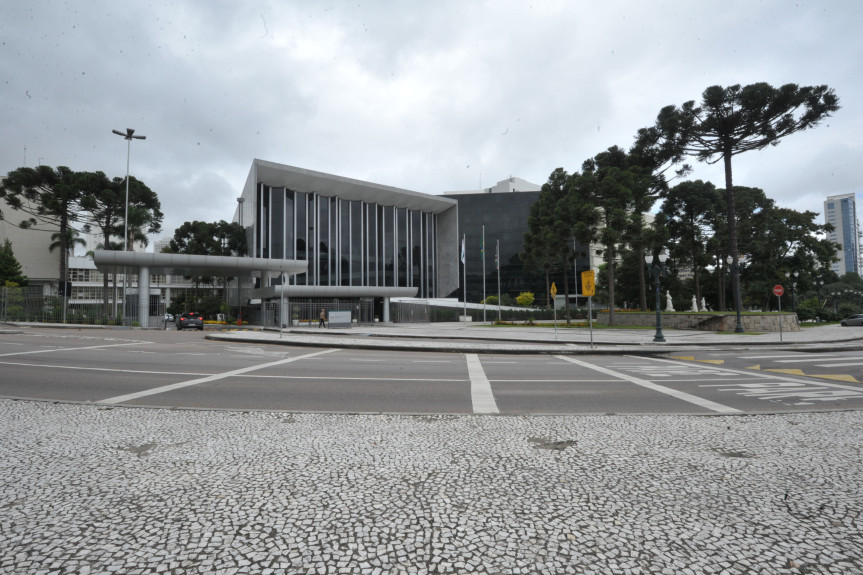 Deputados retomam debates sobre projeto de lei que cria Selo Empresa Amiga da Mulher.
