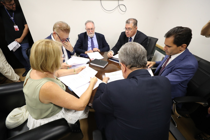 Reunião ocorreu após a sessão plenária desta segunda-feira (16).