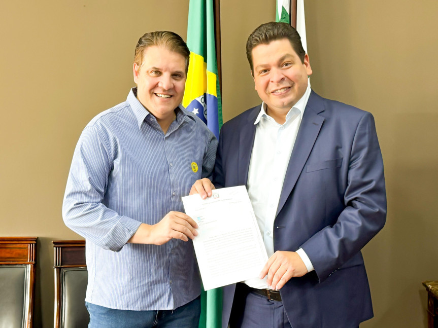(Esq; p/ dir.) Anderson Barreto, prefeito de Coronel Vivida, e o 1º secretário da Casa, deputado Gugu Bueno (PSD).