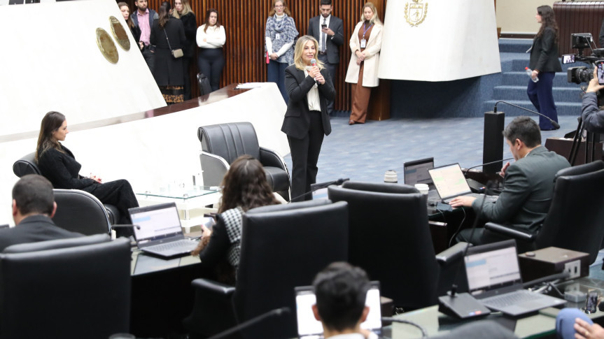 Durante sua participação, a ex-governadora Cida Borghetti destacou a importância do Parlamento Universitário para o futuro da política no estado.