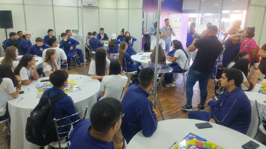 Estudantes participam de atividades na Arena da Cidadania.