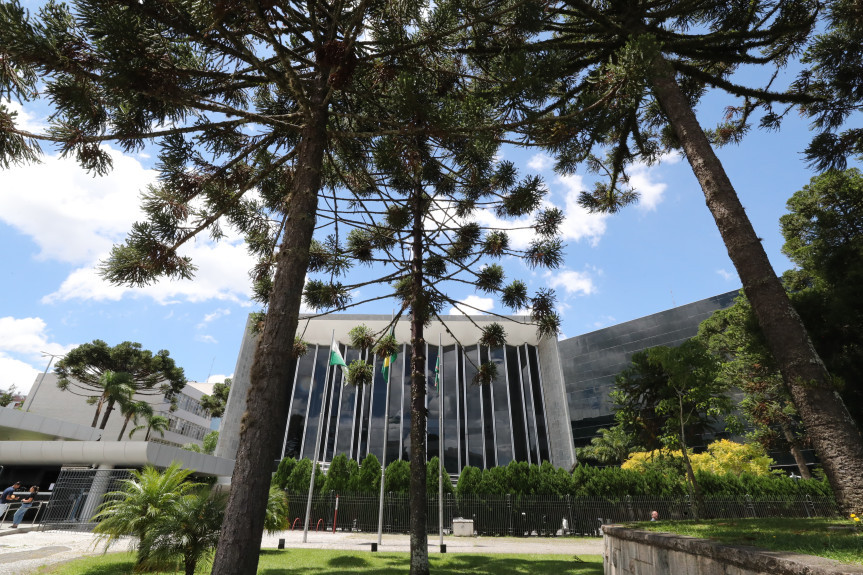 A sessão desta segunda-feira (3) terá início às 14h30, no Plenário da Assembleia Legislativa do Paraná.