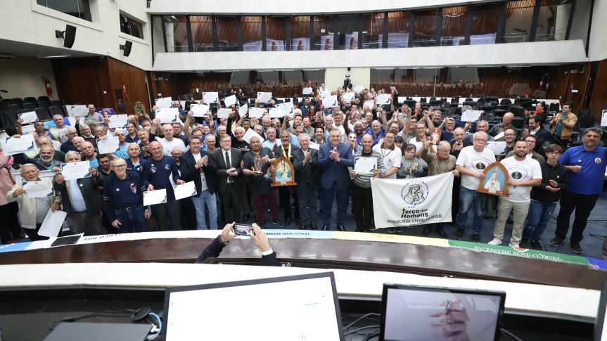 Solenidade ocorreu na noite desta quinta-feira (18), no Plenário da Assembleia Legislativa do Paraná.
