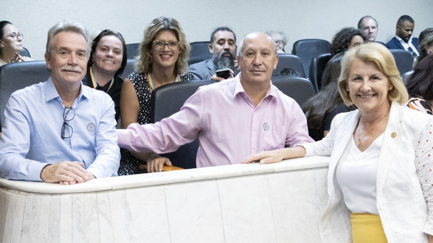 Márcia Huçulak (PSD), com Toni Reis e David Harrad, do Grupo Dignidade.