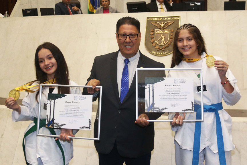 Tenho muito orgulho de entregar essas Menções Honrosas a Lorena e Emily não apenas por suas conquistas, mas também por serem verdadeiros exemplos do espírito olímpico, que ajuda a inspirar outros jovens a trilharem o caminho do esporte”, disse Adão Litro.