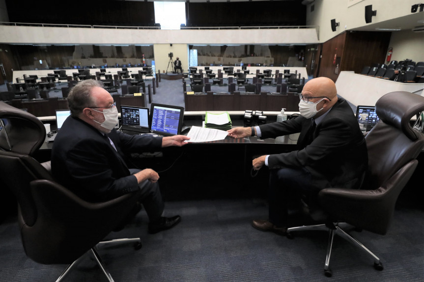 Os deputados Luiz Claudio Romanelli e Tercílio Turini entregam, no dia 29 de abril e Londrina, o título de Cidadão Honorário do Paraná ao ex-jogador Carlos Alberto Garcia.