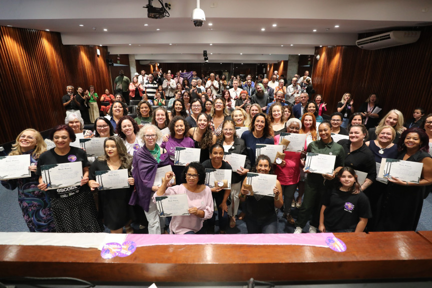 Solenidade ocorreu na noite desta terça-feira (11), no Plenarinho da Assembleia Legislativa do Paraná.
