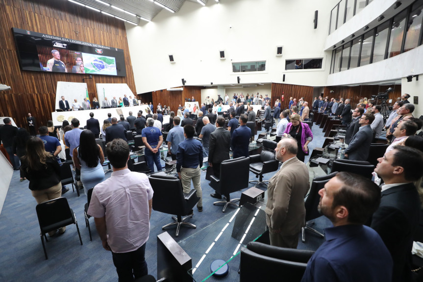 Solenidade ocorreu na noite desta terça-feira (18), no Plenário da Assembleia Legislativa do Paraná.