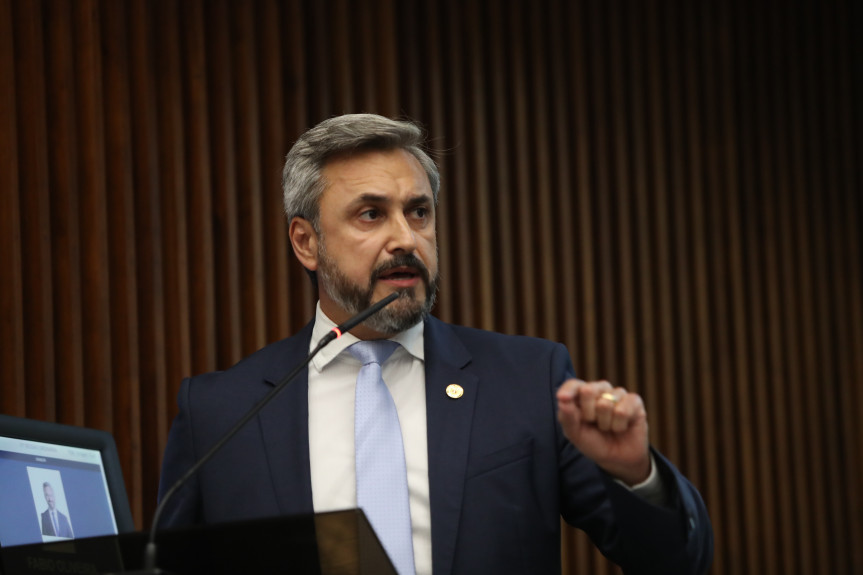 No requerimento, o parlamentar busca esclarecimentos sobre a notícia da suspensão do processo licitatório destinado à conservação do pavimento e da faixa de domínio de rodovias estaduais no Paraná, medida tomada pelo Tribunal de Contas do Estado do Paraná (TCE-PR).