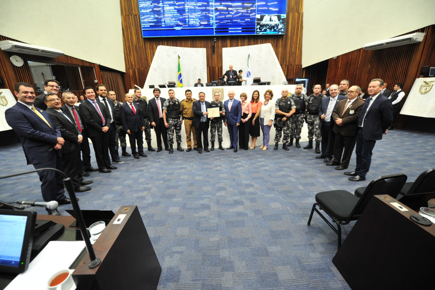 1ª mulher a fazer parte da Companhia de Operações com Cães (COC) da PMPR, Soldado Angélica Chuede, recebe homenagem na Alep.
